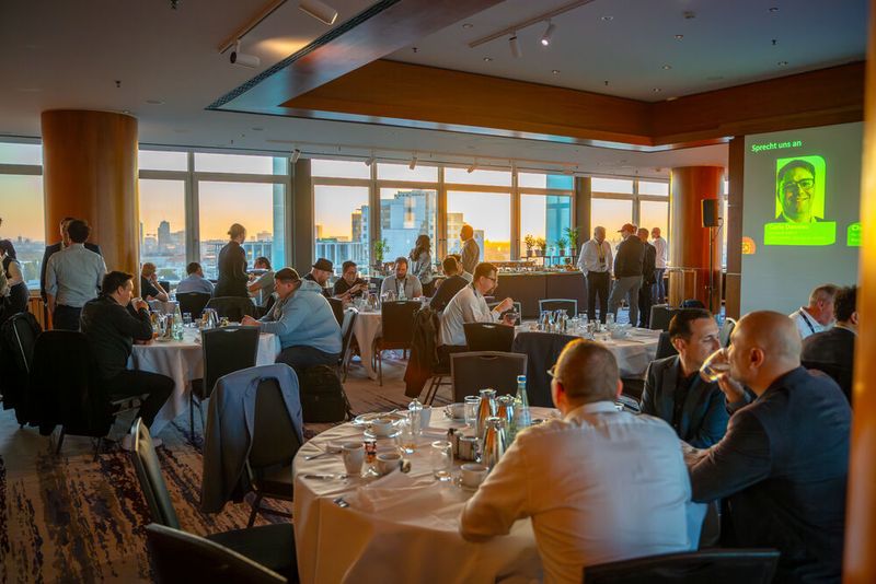 Während über Berlin die Sonne aufging, tauschten sich MSPs über ihr Geschäft mit Microsoft-Produkten aus. (Bild: Pax8)