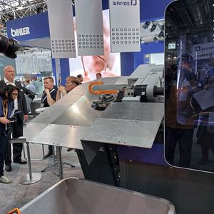 Wafios brought the BMF 90 to Düsseldorf. The bending machine for profile parts can process not only flat copper wire but also aluminum rails.(Image: Finus/VCG)