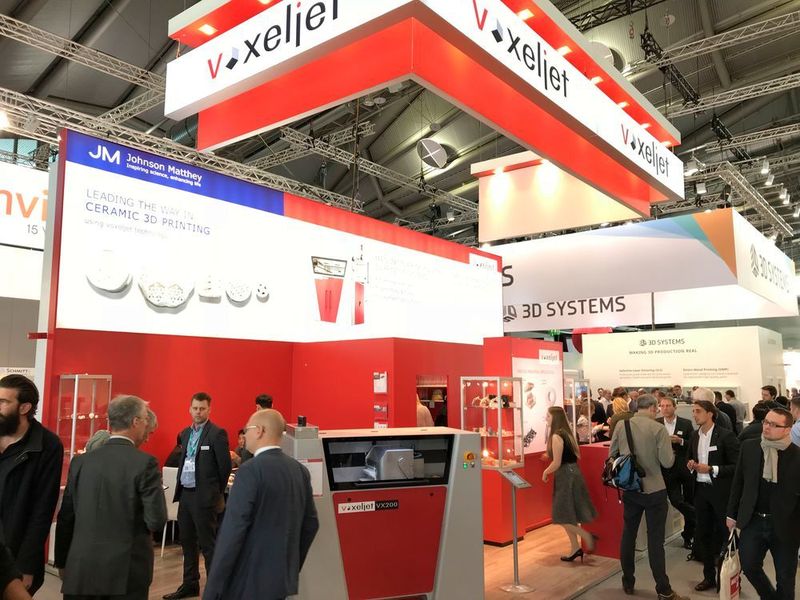 Voxeljet hat das High Speed Sintering (HSS)-Verfahren erstmals auf der Formnext 2017 dem breiten Publikum vorgestellt ... (V.Siegl/konstruktionspraxis)