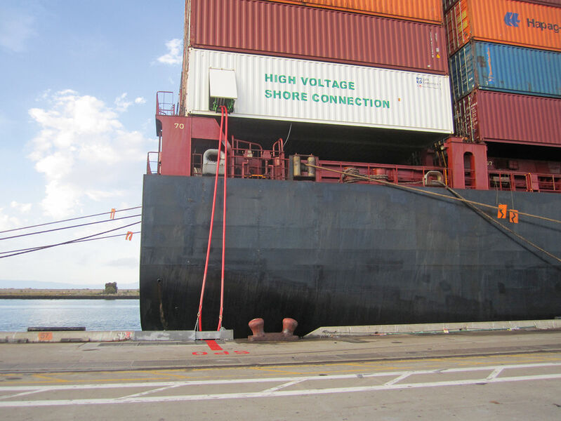 Der Dallas Express von Hapag-Lloyd wurde bereits 2013 im Hafen von Oakland, Kalifornien, über Landstrom versorgt. (Bild: Hapag-Lloyd)