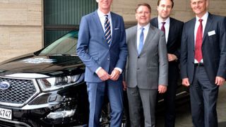 Sie wollen die kommenden Herausforderungen gemeinsam anpacken (v.li)  Wolfgang Kopplin, Geschäftsführer von Ford Deutschland und die Geschäftsführung des Ford-Partnerverbands, Johann Gesthuysen, Fabio Krause und Peter Rumswinkel.  (Mauritz/»kfz-betrieb«)