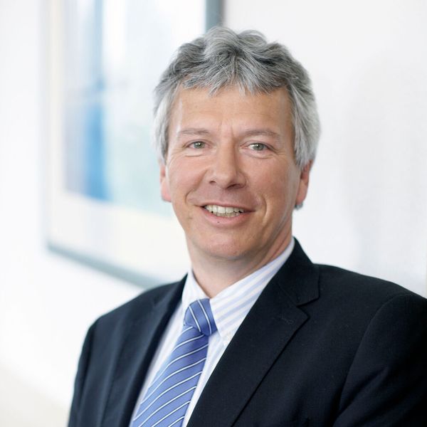 Patrick Hasenkamp, Vizepräsident des VKU: „Die Initiative des Bundesumweltministeriums unterstützen wir voll und ganz. Es ist mehr als überfällig, den umweltschädlichen To-Go-Konsum endlich zurückzudrängen. [...] Das Vorhaben, Mehrweglösungen anzubieten, ist ein Baustein, dieses Ungleichgewicht zu beheben. Noch besser wäre es natürlich, wenn nicht nur für das Plastikgeschirr Mehrweglösungen angeboten werden müssten, sondern auch für die Alternativen aus Papier oder Aluminium. Denn man tut der Umwelt keinen Gefallen, wenn man eine andere Einwegverpackung nutzt. Das Ziel muss sein, keine zu nutzen. Bei den Einweggetränkebechern, für die unabhängig vom Material Mehrweglösungen angeboten werden müssen, ist das Umweltministerium mit guten Gründen über den Anwendungsbereich der EU-Einwegkunststoffrichtlinie hinausgegangen. Diesen Mut wünschen wir uns auch bei den Einweg-Lebensmittelverpackungen.“ (Bild: AWM)
