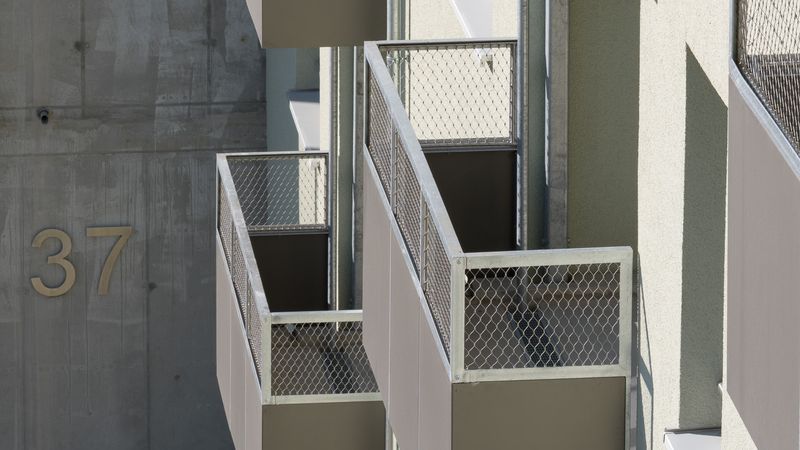 Ohne fossile Energieträger gebaut: Die Gebäudeteile sind durch offene, außenliegende Treppenhäuser miteinander verbunden. (Bild:  Marcus Ebener)