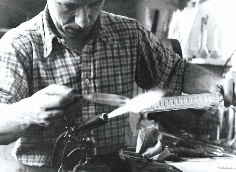 Die Gründung 1948: Hermann Pilz gründet eine Glasbläserei und legt damit den Grundstein für das Familienunternehmen. (Pilz)