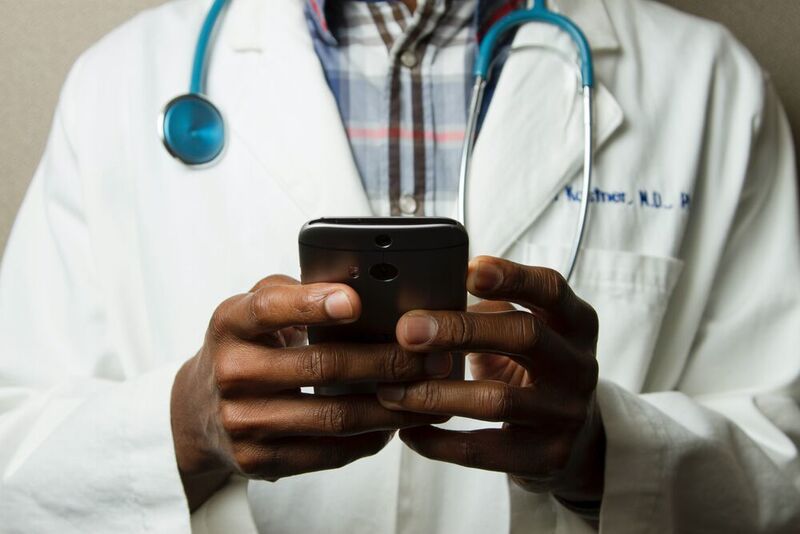 Mithilfe von Digitalisierungsmaßnahmen, beispielsweise über das Smartphone, könnte die medizinische Versorgung in den ländlichen Regionen verbessert werden. (gemeinfrei)