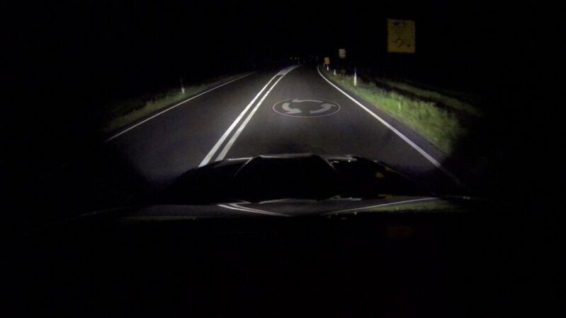 Achtung, Kreisverkehr! Ford will mittels Projektionen aus den Scheinwerfern Informationen direkt auf der Straße zeigen.
