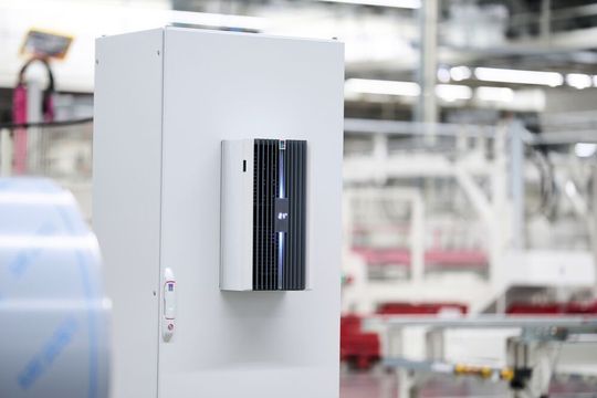 Die neue Gerätegeneration Blue e+ S mit den kleineren Leistungsklassen 300, 500 und 1.000 W wurden von Rittal wie die „Großen“ auf Effizienz getrimmt.(Bild:  Rittal)