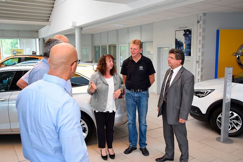 Waltershausens Bürgermeister Michael Brychy (rechts) schaute zum Jurybesuch vorbei. Autohaus-Chefin Kirsten Gatz ist eben bestens vernetzt. (Rosenow/»kfz-betrieb«)