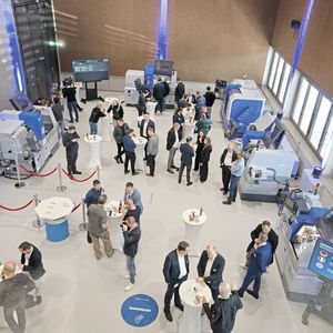 Der Showroom (im Bild) des neuen European Solution Centers ist 8,5 Meter hoch und umfasst 240 Quadratmeter. Die Montagehalle ist zehn Meter hoch und umfasst 340 Quadratmeter. (Bild: Nastassja Neumaier, VCG)