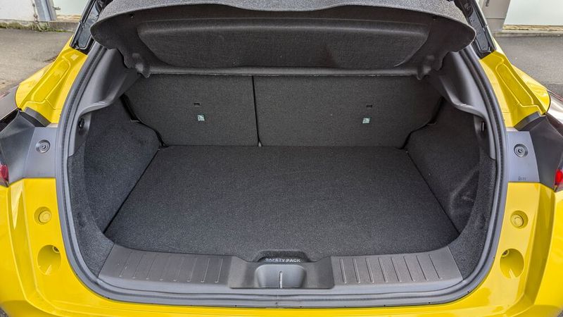 Der Kofferraum fasst 354 Liter bei aufgestellten und 1.237 Liter bei umgelegten Rücksitzen. (Bild: Rosenow – VCG)