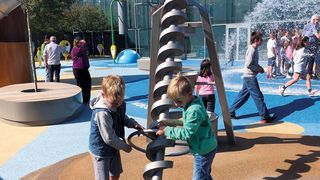 Der interaktive „Blauw Wasser Garten“ im Wissenschaftszentrum Hidrodoe kombiniert Wasserspiel und Umweltbildung – gesteuert durch eine industrietaugliche Automatisierungslösung von Sigmatek. (Bild: Sigmatek)