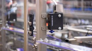 Flexibel einsetzbar und hygienegerecht: Der AZM 300 mit seinem kreuzförmigen Betätiger kann von drei Seiten angefahren werden. (Bild: Schmersal)