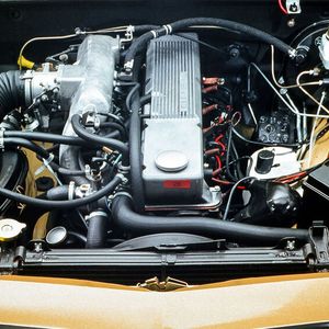 Der 2,8-Liter-Reihensechszylinder – abgeleitet vom altgedienten Triebwerk in den Flaggschifflimousinen Admiral und Diplomat – schob traditionell die Hinterräder an.(Bild:  Opel)