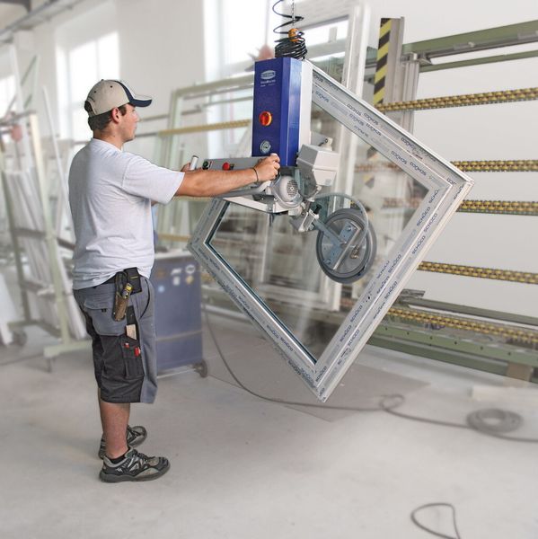 Das Vakuum-Hebegerät VacuMaster eignet sich für die sichere und gesundheitsschonende Handhabung von schweren Lasten wie beispielsweise Metallplatten bis 2.000 kg. (Bild: J. Schmalz / Fotostudio M42 Thomas Frank + Katja Zern)