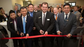 Die Repräsentanten der Holitech Technology Company und der Holtech Europe GmbH eröffnen die neuen Büroräume in München (Jürgen Heuser, Holitech Europe GmbH)