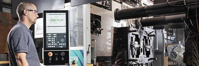 In einem ersten Schritt hat Schmid Engineering die Giesszellen von DGS an den DataServer angebunden, der die Daten und Informationen aus verschiedenen Quellen bei DGS sicher zusammenführt und an das MES übergibt. Im Rahmen der Einzelteilrückverfolgung ist damit jedes produzierte Gussteil eindeutig identifizierbar. Dazu werden alle Prozess- und Maschinendaten gespeichert. (Bild:  DGS Druckguss Systeme)