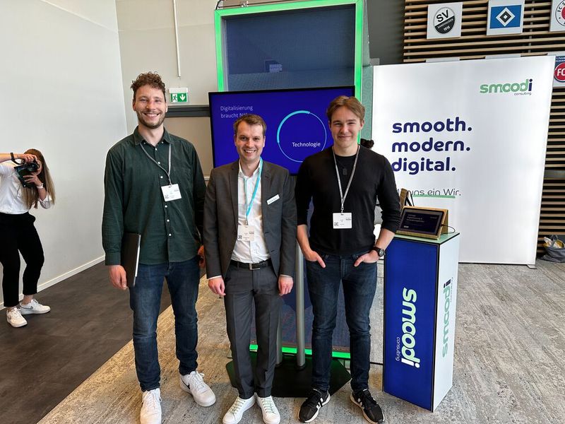 (l.) Erik Seidling und Dominik Ade (r., Feser, Graf & Co. Automobil), mit Alexander Gross (smoodi consulting). (Bild: Vogel IT-Medien GmbH)