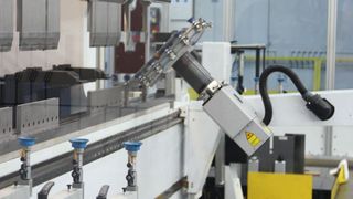 In der Biegezelle bearbeitet der Roboter Teile mit besonderen Anforderungen oder solche, die besonders groß, schwer oder schlecht zu halten sind. (Bild: Itasse)