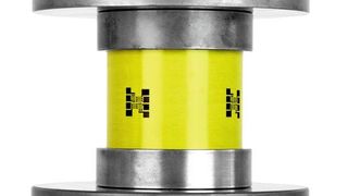 Ring mit aufgedruckten Sensoren in einer Prüfanlage: Die Sensoren lassen sich leicht aufbringen, um eine Verformung festzustellen. (PtU)