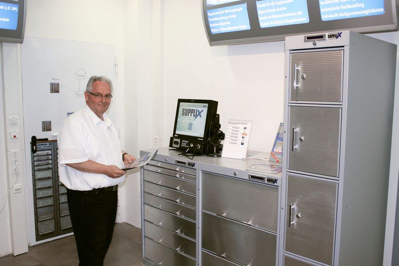 Im Supplix-Showroom bei Lerbs in Stuhr erläutert Thomas Dicks die Funktionen des TSM (Tool Server Modular) sowie die Möglichkeiten des erweiterbaren Systems. (Bild: Bedrunka + Hirth)