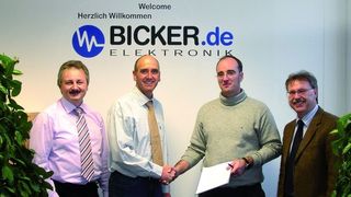 Der TÜV-Auditor Jörg Mittag gratuliert Geschäftsführer Markus Bicker zur bestandenen Zertifizierung. vlnr. Franz Hasmüller (Qualitätsmanagement-Beauftragter bei Bicker Elektronik), Markus Bicker (Geschäftsführer), Jörg Mittag (Auditor vom TÜV Süd) und Herbert Grasmeier (externer QM-Berater). (Archiv: Vogel Business Media)