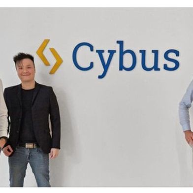 Stackit und Cybus vereinbaren eine strategische Partnerschaft für europäische Smart-Factory-Lösungen. (Bild: Cybus)