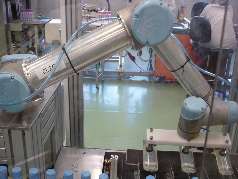 Mit dem Leichtbauroboter UR 5 können auch kleinere und mittlere Unternehmen ihre Prozesse optimieren und automatisieren. (Bild: Harmonic Drive)