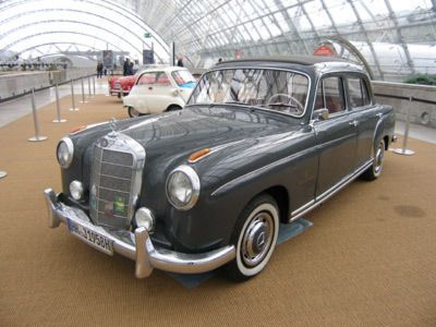 Diesen Mercedes-Benz 220 S fand Tagesschau-Sprecher Jan Hofer 1987 in einer Scheune als Wrack. Innerhalb von zehn Jahren restaurierte der gelernte Betriebswirt das Fahrzeug komplett eigenhändig. (Archiv: Vogel Business Media)