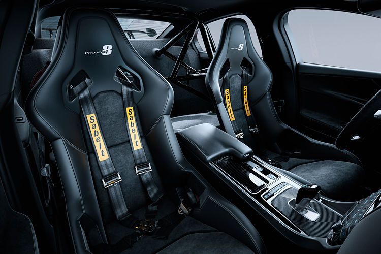 Jaguar hat die Rückbank ausgebaut und statt der beiden Vordersitze zwei Carbon-Schalen samt Hosenträgergurten montiert. (Jaguar)