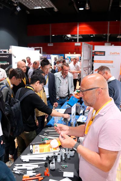 Schraubtechnik zum Anfassen zog die Besucher an den Stand von Feinhals. (Bild: Alexander Stark)