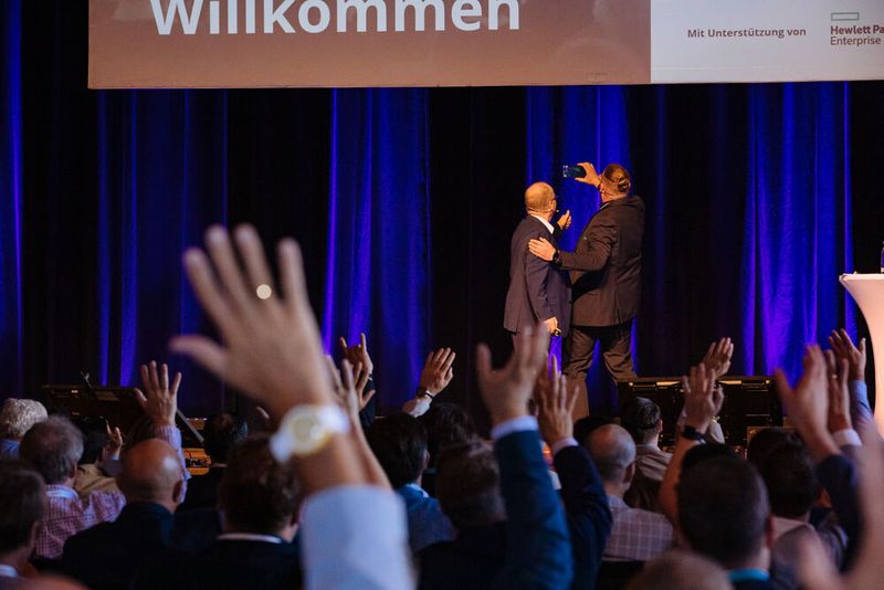 Endlich wieder live! Ein Selfie der Moderatoren darf da nicht fehlen! (Bild: Astrid Piethan Fotografie)