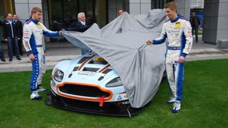 Ferdinand (li) und Johannes Stuck enthüllen ihren neuen Dienstwagen für die Saison 2012. (Foto: Wenz)