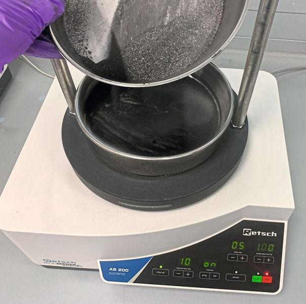 Abb. 2: Nach dem Schreddern der Batterien wird zunächst durch Siebung die Black Mass von groben Plastikteilen der Gehäuse getrennt. Hierfür stehen Siebmaschinen zur Verfügung. (Bild: Retsch)