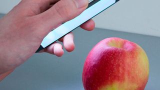 Mit dem Smartphone den Apfel auf Pestizidrückstände untersuchen: Mit der neuen Fraunhofer-App Hawk-Spex mobile soll es ab Ende 2017 möglich werden, sich die Inhaltsstoffe von Objekten anzeigen zu lassen – nur mithilfe der integrierten Kompaktkamera und ohne zusätzliche Messgeräte.   (Fraunhofer-IFF)
