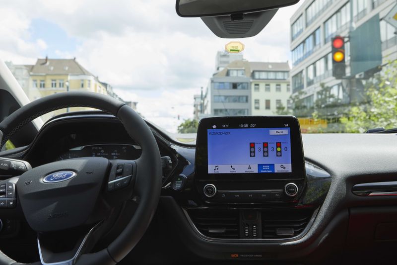 Ein Ampelassistent soll die verbleibende Zeit für anstehende Rot-oder Grünphasen anzeigen.  (Valéry Kloubert)