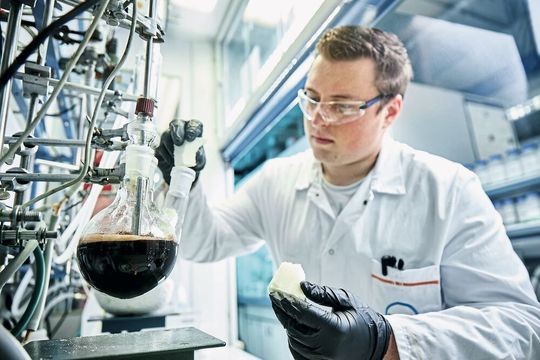 Covestro macht sich viele Gedanken darüber, wie man auch aus eher schlecht recycelbaren Kunststoffen wieder wertvolle Rohstoffe gewinnen kann. Wichtig für den Erfolg sind die richtigen Partner, dann klappt es mit dem chemischen Recyceln auch mit Schaumstoffen und Altreifen.(Bild:  www.muellersaran.de)