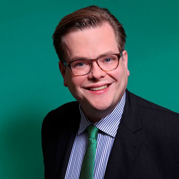Christian-Georg Siebke ist mit seinem Unternehmen „TV-Wartezimmer“ seit 2004 am Markt und hat bis dato über 7.000 Arztpraxen und Krankenhäuser mit digitalen Informationssystemen ausgerüstet (TV-Wartezimmer)