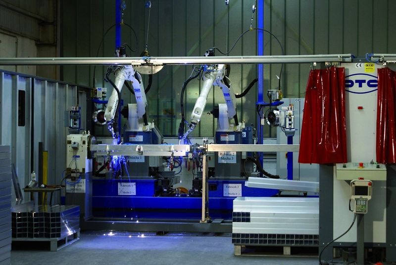 Bild 2: Die Schweißanlage besteht aus zwei Knickarmrobotern und insgesamt 16 robotergesteuerten Achsen. (Archiv: Vogel Business Media)