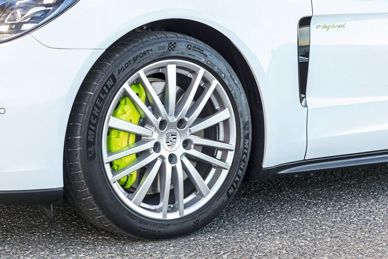 Äußerlich hebt sich der Hybrid durch grüne Bremssättel vom Benziner ab. (Porsche)