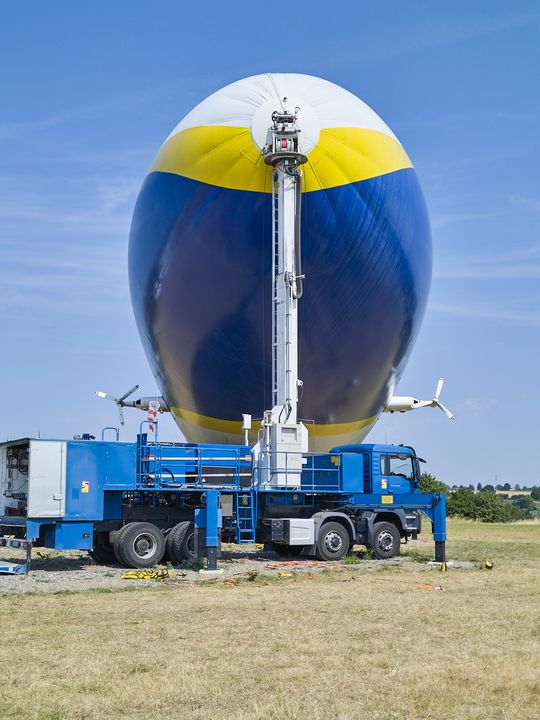 Mit hochpräzisen Messinstrumenten ausgestatteter Zeppelin vom Typ NT auf dem Luftschiffhangar Mülheim.(Bild:  Mathias Martin | Universität zu Köln)