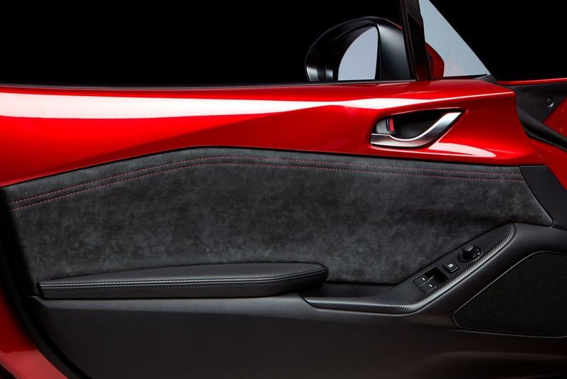 ...und an den Türverkleidungen wieder. (Mazda)