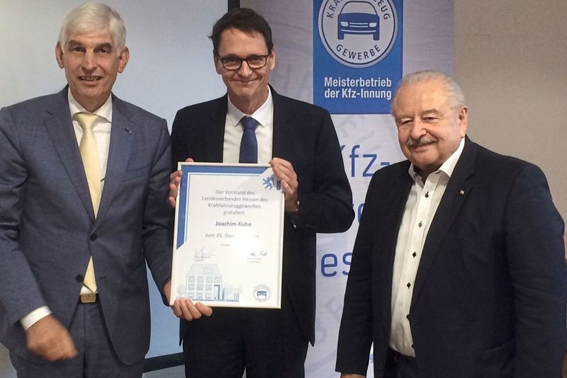 Ein Viertel Jahrhundert für das Kfz-Gewerbe: Präsident Jürgen Karpinski (re.) und Vizepräsident Michael Kraft dankten Geschäftsführer Joachim Kuhn (alle Kfz-Gewerbe Hessen) für sein Engagement. (Bild: Baeuchle/»kfz-betrieb«)