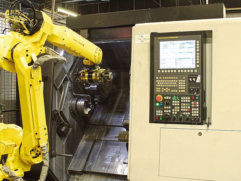 Ein Doppelgreifer sorgt für Effzienz bei der Handhabung von Roh- und Fertigteilen. (Bild: Martinus Menne)