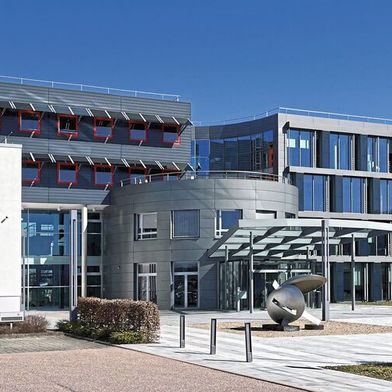 Mega-Konzern:  Die Unternehmenszentrale der Würth-Elektronik-eiSos-Gruppe in Waldenburg ist gleichzeitig größter Logistikstandort und wurde seit 2001 in mehreren Bauabschnitten kontinuierlich erweitert. Heute sind dort über 800 Beschäftigte tätig. (Bild: Würth Elektronik)