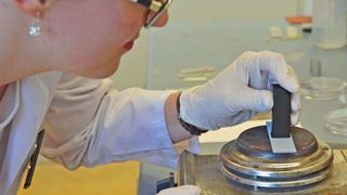 Durch Erwärmen lässt sich ein Streifen Aluminium, dessen Oberfläche zuvor mit einem elektrochemischen Ätzverfahren bearbeitet wurde, untrennbar mit einem Thermoplast verbinden. (Julia Siekmann/CAU)