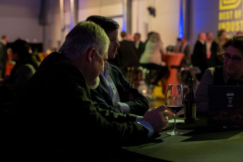 Im Anschluss an die Award-Verleihung wurde kräftig angestoßen und die guten Gespräche wurden fortgesetzt. (Bild: Vogel Communications Group / Human)