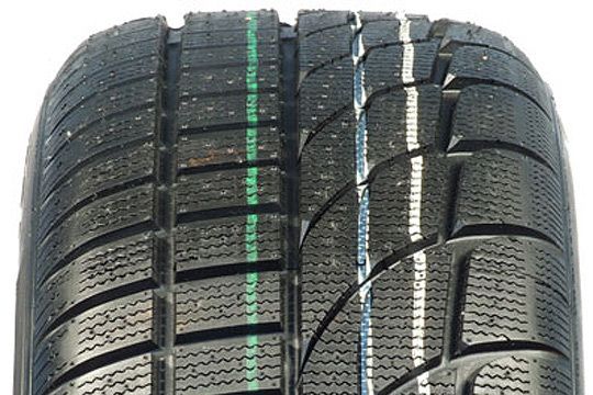 Der Westlake SW 601 performte auf nasser Straße am zweitschlechtesten. Auffällig ist das kuriose asymmetrische Reifenprofil, das angeblich zu mehr Grip auf Schnee und Eis verhelfen soll. Westlake geriet 2007 in den USA in die Schlagzeilen, als über eine Viertelmillion Reifen des chinesischen Herstellers zurückgerufen werden mussten. Beanstandet worden war das Fehlen eines Sicherheits-Features, das das Ablösen der Lauffläche verhindern soll. (Archiv: Vogel Business Media)