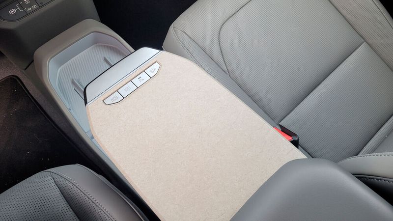 ...zwischen Fahrer- und Beifahrersitz, auf dem man in der Ladepause mal eben das Laptop abstellen kann, um seine Mails abzufragen.  (Bild: Wehner - VCG)