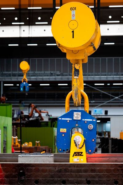 Rud zeigt auf der Fakuma auch die ABZ-Transportköpfe von RUD+Spanset Ramstein. Sie werden im Praxiseinsatz fest mit der Krantechnik respektive der Spritzgussform verbunden und sorgen für ein vollautomatisiertes schnelles und sicheres Heben größerer Formen.  (Bild: RUD)