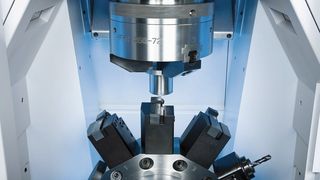 Arbeitsraum der VL 5i: Mit 12 Dreh- oder wahlweise bis zu 12 angetriebenen Bohr- und Fräswerkzeugen lassen sich vielfältige Bearbeitungen in einer Aufspannung ausführen. (Archiv: Vogel Business Media)